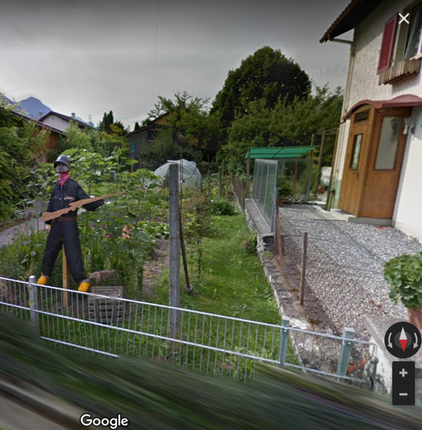 Die sympathische Familie, bei der ich Baumaterialien bekam, hatte einen Soldaten im Vorgarten. Was sonst nur für Nachbarn, Einbrecher oder Vögel, die die Vogelscheuche in Soldatenform sehen, sichtbar ist, wird dank "Google street view" weltweit öffentlich gemacht.