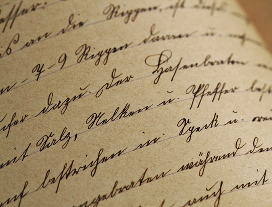 Es gibt noch Leute, die Füllfederhalter benutzen. Und sogar Leute, die - wie der Autor dieser Zeilen - sogar in deutscher Schrift (heute wird im deutschsprachigen Raum ja zu 99% in lateinischer Schrift geschrieben) schreiben können und diese nicht nur lesen können.
